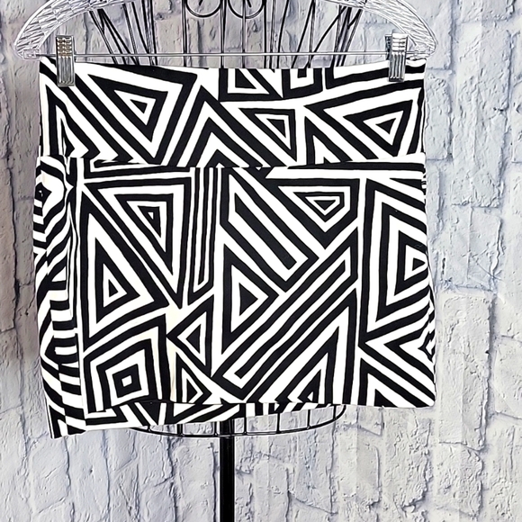 *EXPRESS DESIGN STUDIO Black and White Geometric Mini Skirt Size 6 - Picture 1 of 5